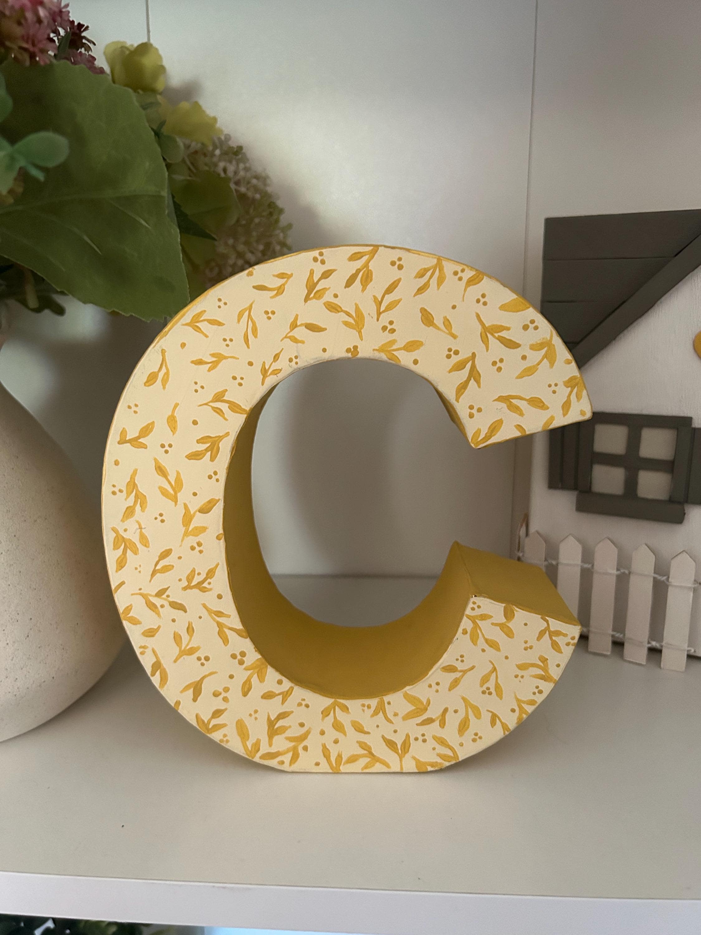 Inicial bebé color mostaza - Decoración habitación bebé - regalo original pintado a mano