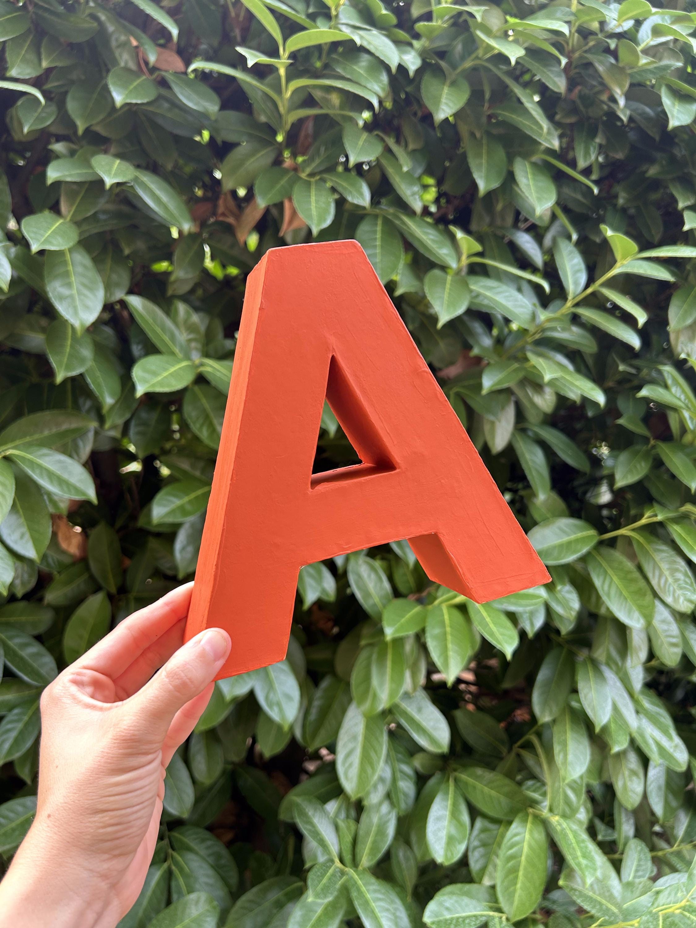 Inicial bebé color mostaza - Decoración habitación bebé - regalo original pintado a mano