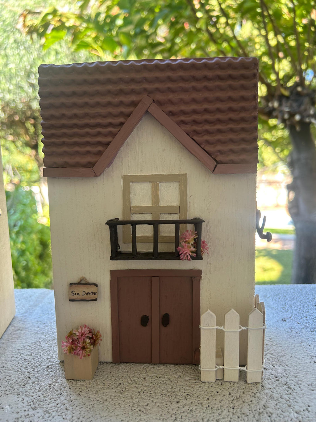 Casa del Hada de los Dientes de madera – casita mágica artesanal en tonos neutros con decoración interior – regalo infantil encantador