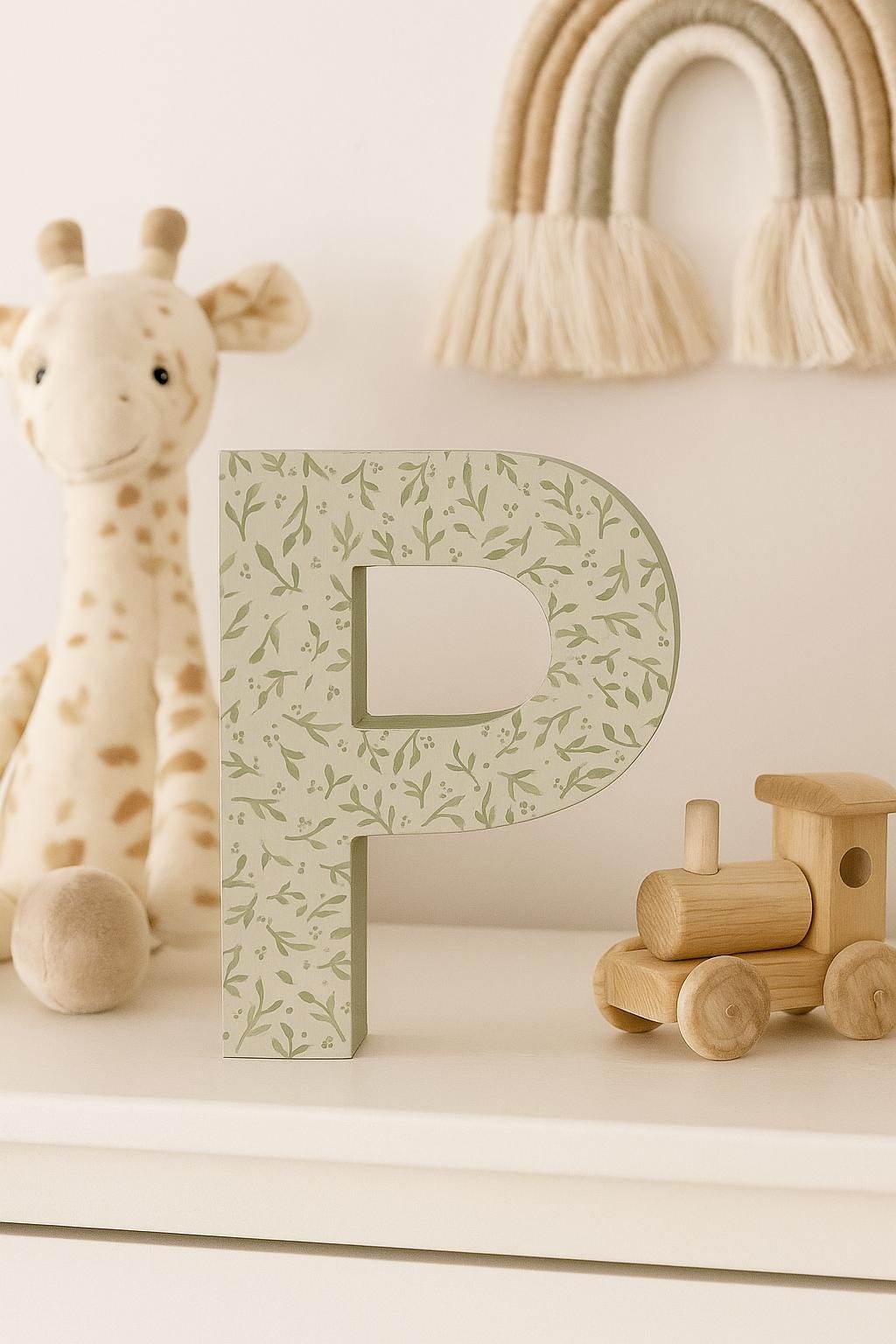 Inicial bebé color mostaza - Decoración habitación bebé - regalo original pintado a mano