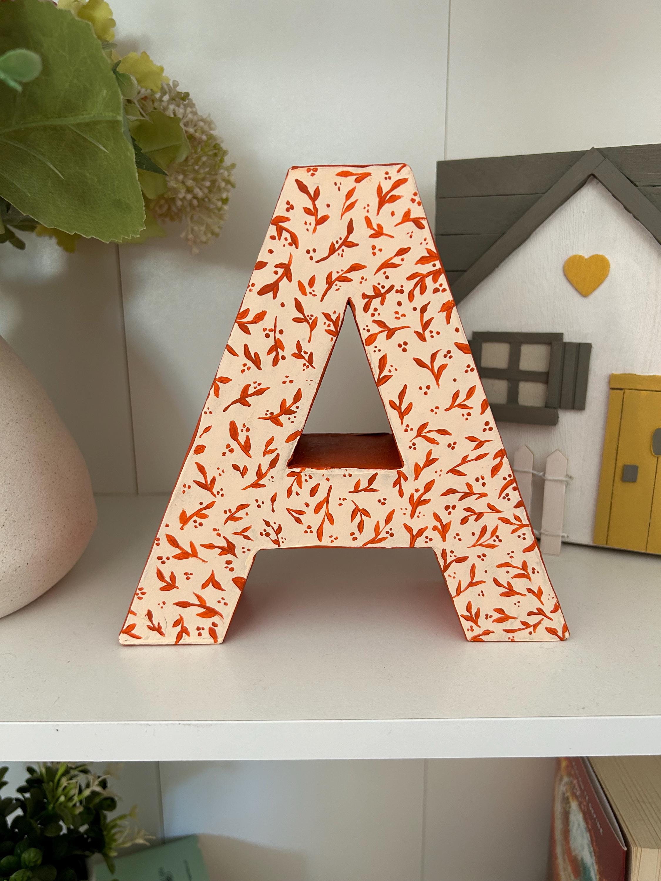 Inicial bebé color mostaza - Decoración habitación bebé - regalo original pintado a mano